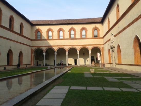 Sforzesco Şatosu